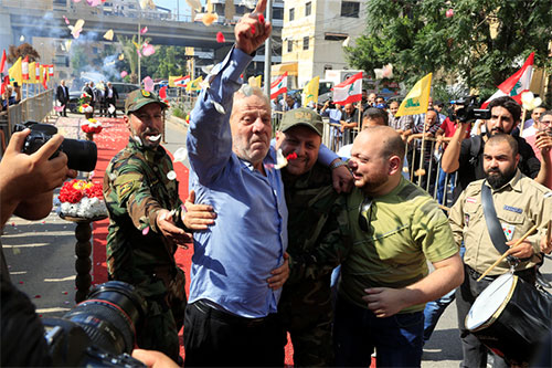 combatiente de Hezbolá es recibido por la multitud Combatientes de Hezbolá regresan a casa tras cumplir la misión en Fua y Kefraya